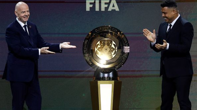 אינפנטינו ורונאלדו בהצגת הגביע. המשחק היקר בעולם (צילום: Marco Bello - FIFA)