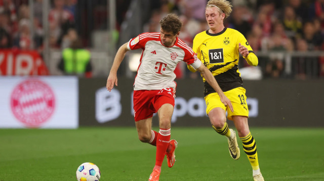 תומאס מולר שחקן באיירן מינכן לפני יוליאן בראנדט שחקן בורוסיה דורטמונד (צילום: GettyImages, Alexander Hassenstein)