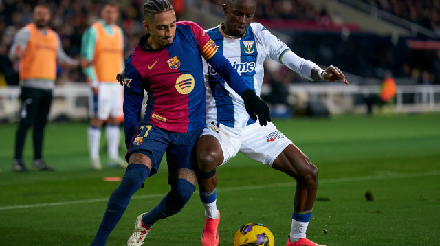 שחקן ברצלונה, ראפיניה, מול שחקן לגאנס, סיידובה סיסה (צילום: GettyImages, Pedro Salado)