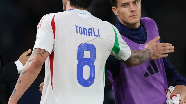 ניקולו פאג'ולי עם סנדרו טונאלי שחקני נבחרת איטליה (צילום: GettyImages, Claudio Villa)