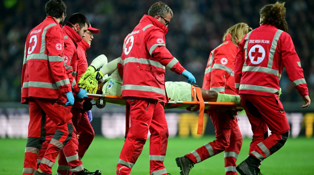 מייק מניאן שוער מילאן פצוע (צילום: רויטרס)