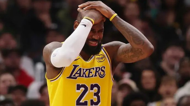 איזה תסכול. לברון (צילום: אימג'בנק  GettyImages)