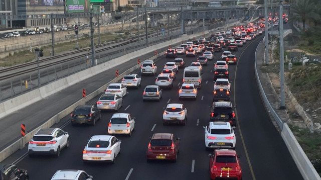 פקקים בערב חג הפסח 2025 (צילום: אבשלום ששוני)