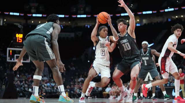 עומר מאייר במדי נבחרת העולם במשחק נייקי הופ סאמיט (צילום: GettyImages, Soobum Im)