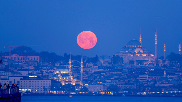 ירח כתום בשמי איסטנבול בטורקיה (צילום: REUTERS/Dilara Senkaya)