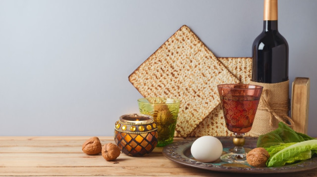 מצות על השולחן. מרכיב מרכזי בעצירות החג (צילום: שאטרסטוק)