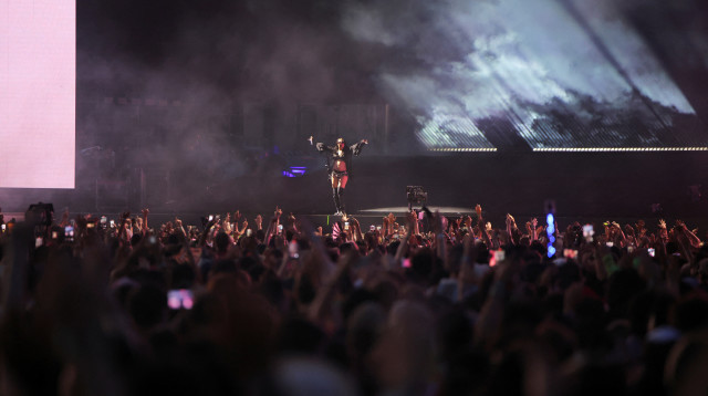 צ'רלי XCX בהופעה בפסטיבל קואצ'לה (צילום: REUTERS/Daniel Cole)