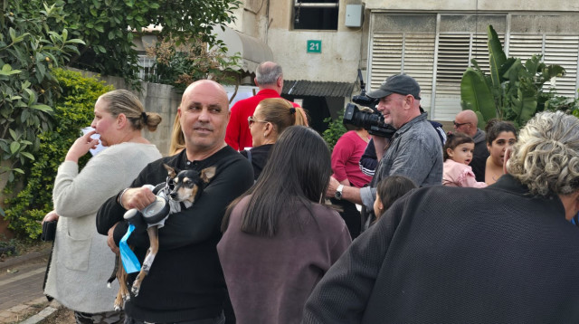 הפגנה בפ"ת בעקבות סרטון ההתעללות בכלב (צילום: אלון חכמון)