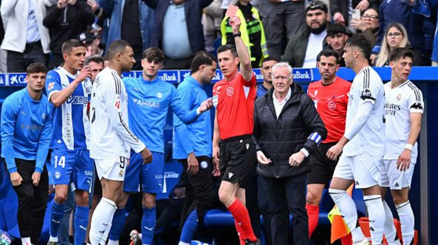 קיליאן אמבפה מורחק (צילום: Soccrates Images)