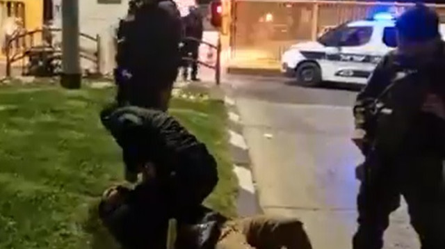 תיעוד של השוטר תוקף את הצעיר (צילום: צילום מסך רשתות חברתיות לפי חוק 27א לזכויות יוצרים)