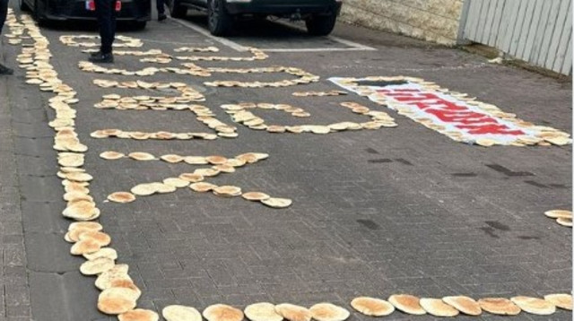 מחאת הפיתות מול ביתה של עידית סילמן (צילום: צילום מסך רשת X)