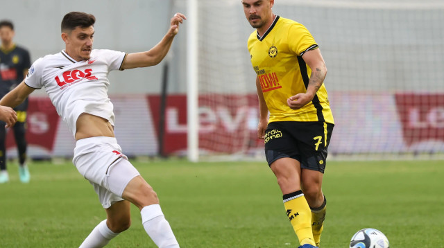 שחקן מכבי נתניה, מקסים פלקושצ'נקו, מול שחקן הפועל חיפה, לירן סרדל (צילום: דני מרון)