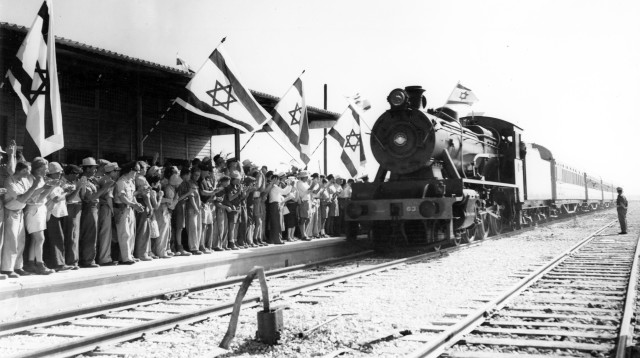 נסיעת בכורה של הרכבת. צולם בתחנת ת"א צפון בשנת 1949 (צילום: לע"מ)