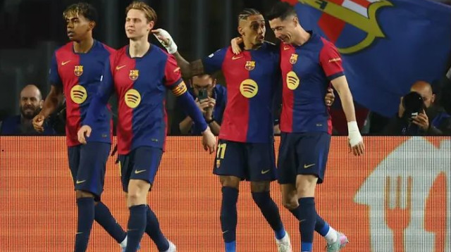 ראפיניה בשיאו, לבנדובסקי כובש וברצלונה חוגגת (צילום: רויטרס)