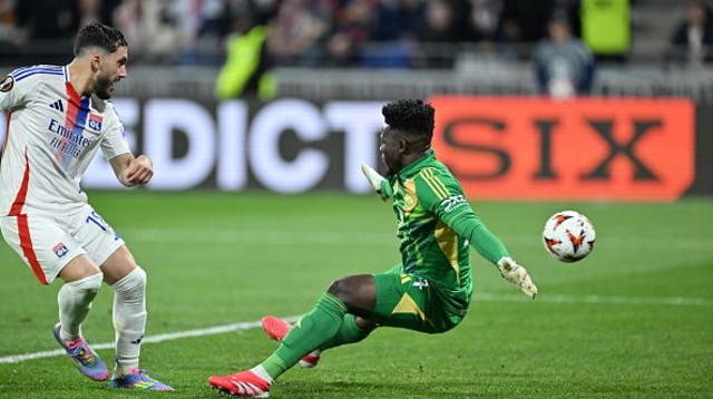 אונאנה סופג נגד ליון (צילום: Anadolu)