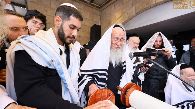 אלי-ה כהן במעמד ברכת הכהנים בכותל (צילום:  הקרן למורשת הכותל המערבי)