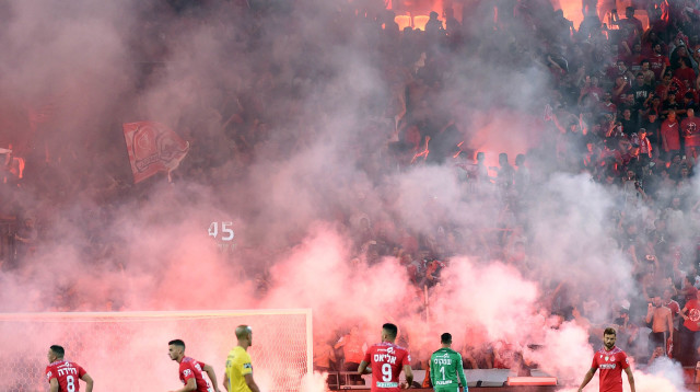 אבוקות בדרבי התל אביבי בגמר גביע המדינה (צילום: ברני ארדוב)