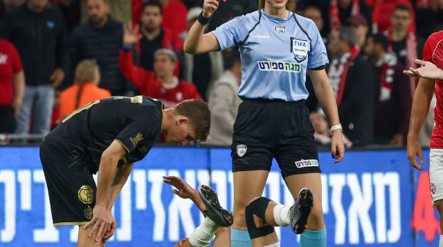 עדי יונה לאחר קבלת הכרטיס (צילום: דני מרון)