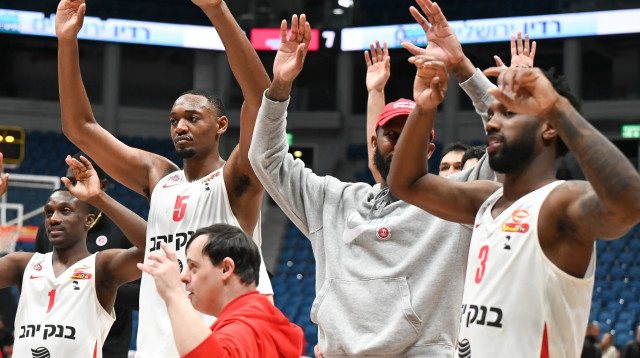 שחקני הפועל ירושלים אוסטין וויילי, קאדין קרינגטון (צילום: ברני ארדוב)