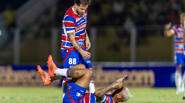 שחקן פורטלזה, דייברסון (למטה) (צילום: GettyImages, Sports Press Photo)