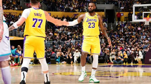 רגעים של שיתוף פעולה. לברון ולוקה (צילום: אימג'בנק  GettyImages, Adam Pantozzi/NBAE)