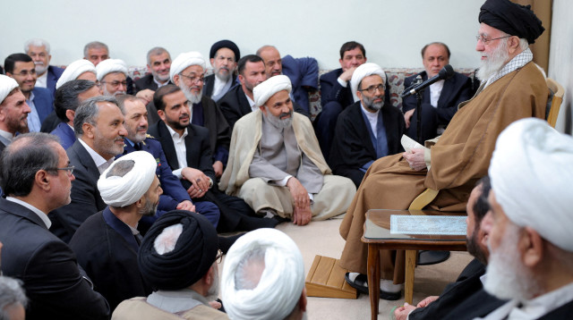 עלי חמינאי עם בכירי הממשל בטהראן (צילום: רויטרס)