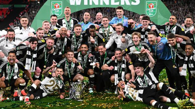 ניוקאסל חוגגת זכייה בגביע הליגה (צילום: Stu Forster)