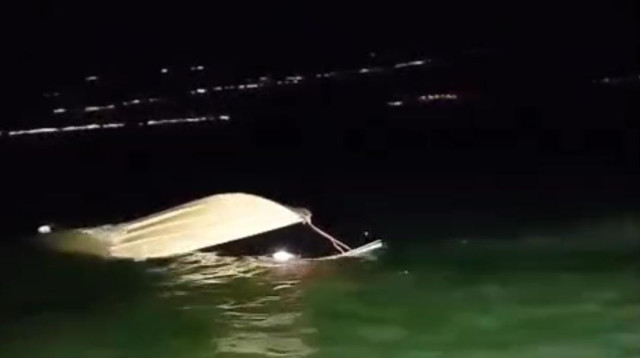 הסירה שטבעה בכינרת (צילום: דוברות המשטרה)