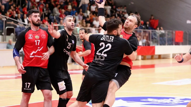 דור קלדרון מול אראל צייטלר, לצדם נמניה גויקוביץ' ותומר בודנהיימרבמפגש בין הפועל ראשון לציון להרצליה (צילום: אתר רשמי, הדר ואן קולא איגוד הכדוריד)