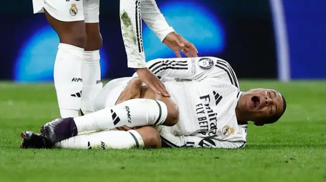 אמבפה נאנק מכאבים. בסוף הוא גם הוחלף (צילום: רויטרס)