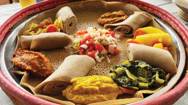 אוכל אתיופי בסיור האוכל בנתניה (צילום: גיל גורפיין)