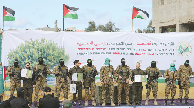 אליה כהן, עומר שם טוב ועומר ונקרט בשחרור מהשבי (צילום: רויטרס)