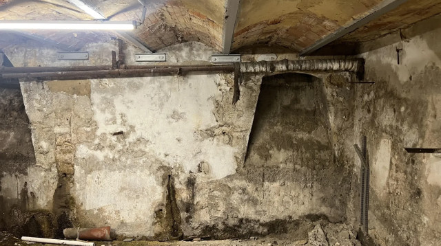 המרתף הנטוש שאדם מצא מתחת לביתו (צילום: צילום מסך)