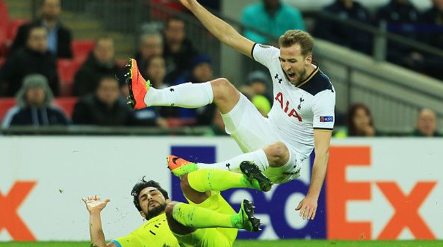 קני סייף בתיקול על הארי קיין (צילום: Stephen Pond - The FA)