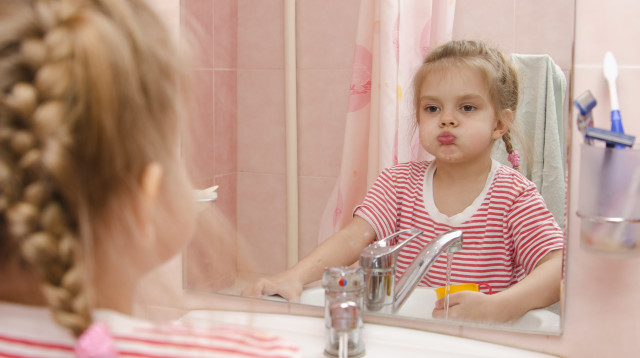 ילדה מסתכלת במראה (צילום: אינגאימג')