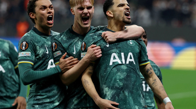 שחקני טוטנהאם, ברנן ג'ונסון, לוקאס ברגוואל, דומיניק סולאנקה (צילום: רויטרס)