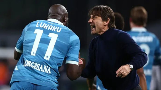 הגיע לדאבל-דאבל. רומלו לוקאקו עם מאמנו אנטוניו קונטה (צילום: רויטרס)