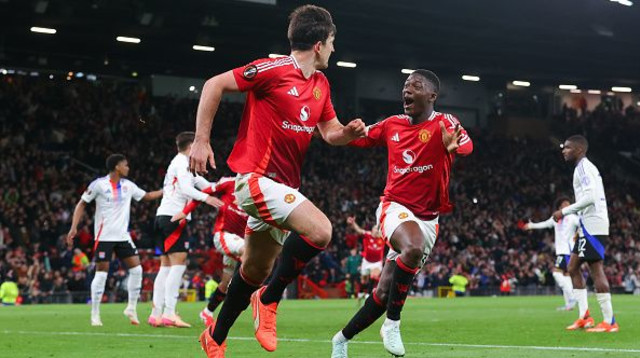 הארי מגוואייר וקובי מאינו (צילום: James Gill - Danehouse)