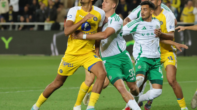 רועי אלימלך, ליאם חרמש שחקני מכבי חיפה שומרים על דור פרץ שחקן מכבי תל אביב (צילום: אודי ציטיאט)