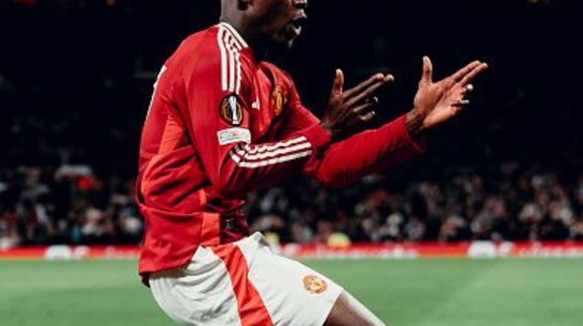 מאיינו חוגג במחווה לזירקזיי (צילום: Zohaib Alam - MUFC)