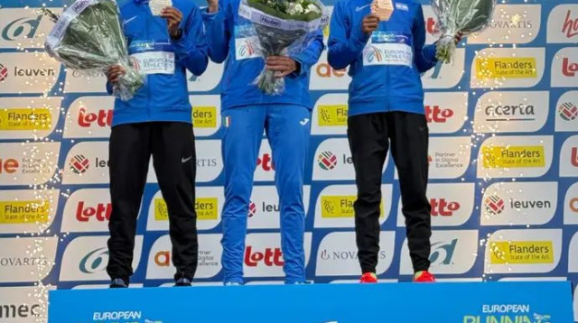 איילה (משמאל) וטפרי (ימין) עם המדליות האישיות על הפודיום (צילום: אתר רשמי, איגוד האתלטיקה)