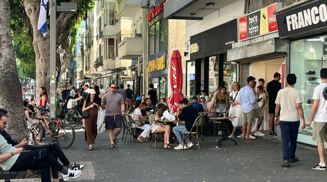 רחוב דיזנגוף שוקק חיים (צילום: מאיה כהן)