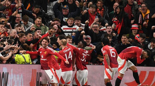 שחקני מנצ'סטר יונייטד חוגגים (צילום: OLI SCARFF)