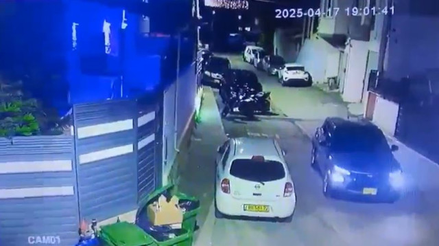 שוטרים סמויים משליכים רימון הלם לעבר בית במהלך פעילות (צילום: צילום מסך)