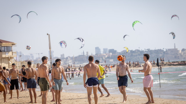 ישראלים בחוף הים (צילום: מרים אלסטר, פלאש 90)