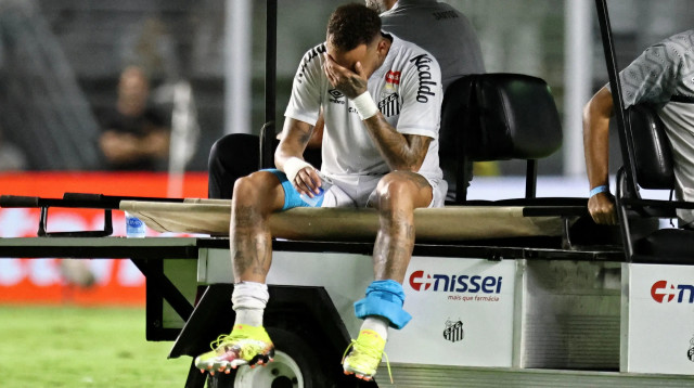 ניימאר שחקן סנטוס לאחר שנפצע (צילום: רויטרס)