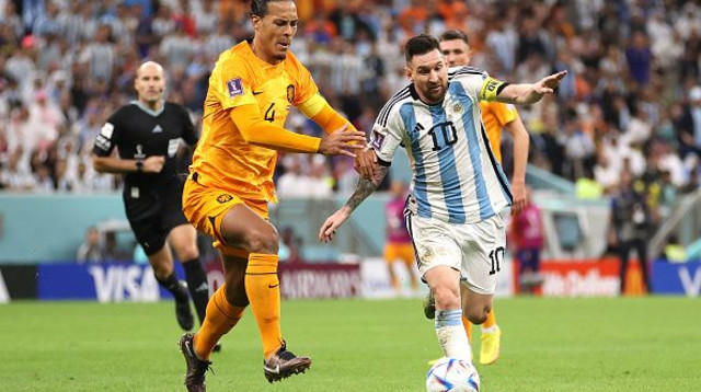 וירג'יל ואן דייק וליאו מסי (צילום: Catherine Ivill)