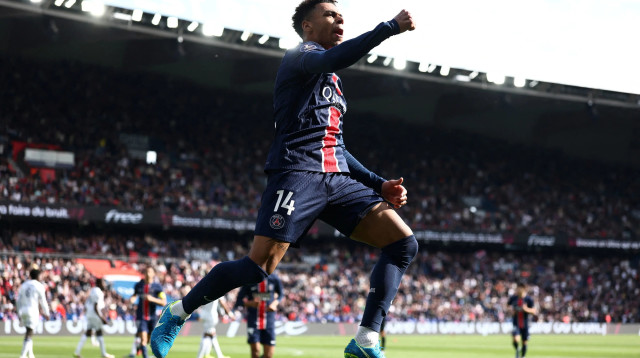 דזירה דואה שחקן פריז סן ז'רמן חוגג שער (צילום: רויטרס)