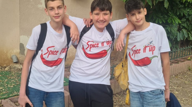 נועם שגיא, דניאל בס ונדב לאל – תלמידי שכבה ח בחטיבת הביניים "מחוללי עתיד", "צוות צ'ילי" (צילום: פרטי)