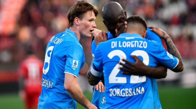 שחקני נאפולי חוגגים עם סקוט מקטומיניי (צילום: רויטרס)